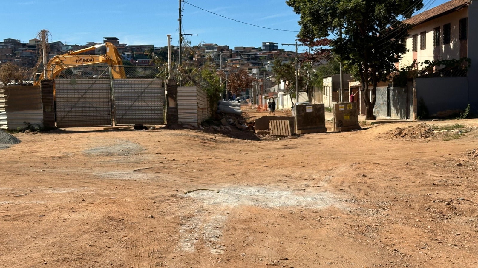 Um viaduto está sendo construído no encontro da avenida Sebastião de Brito com a Cristiano Machado