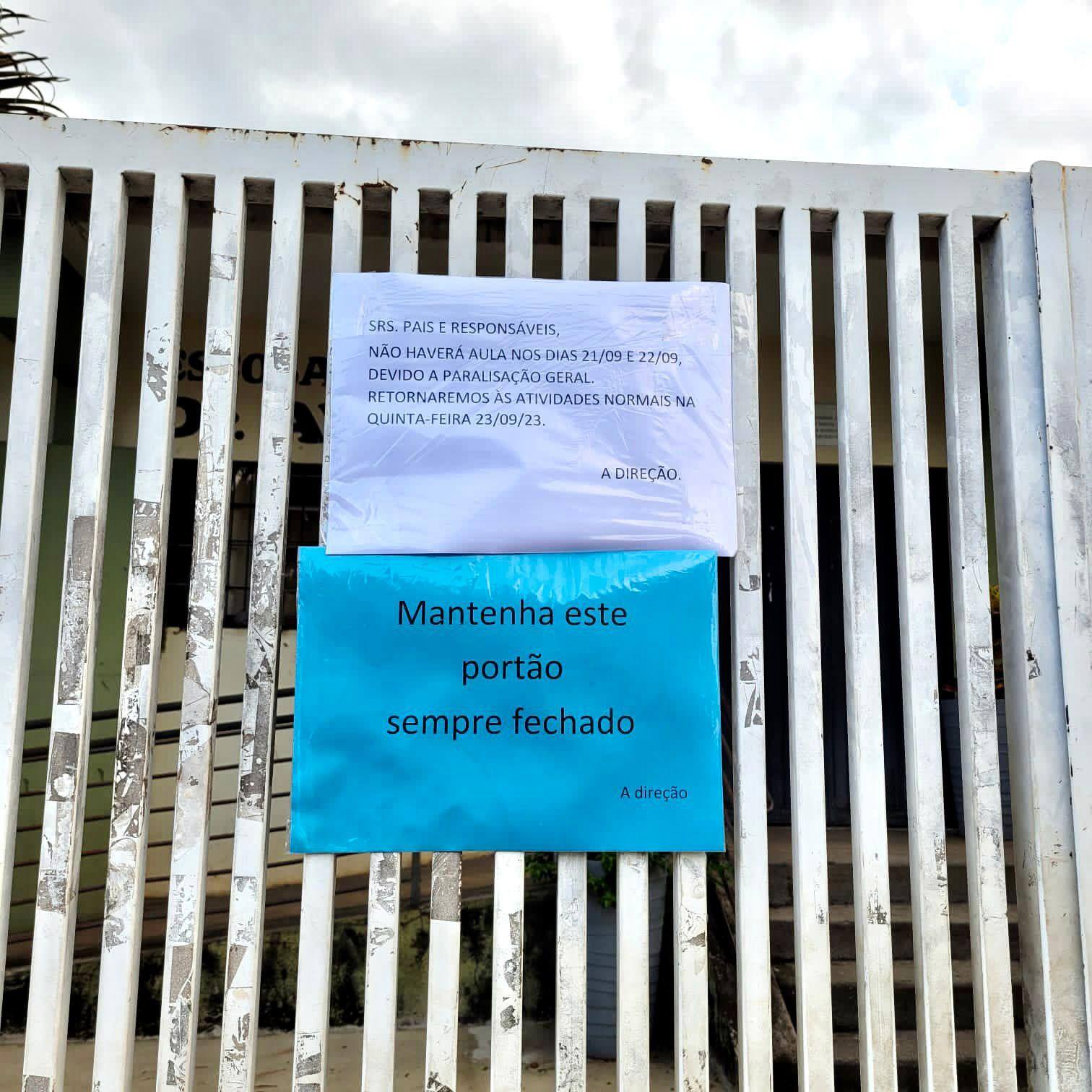 Foto mostra bilhete afixado na porta de escola comunicando a greve, nos dias 21 e 22, e o retorno às aulas na quinta, dia 23