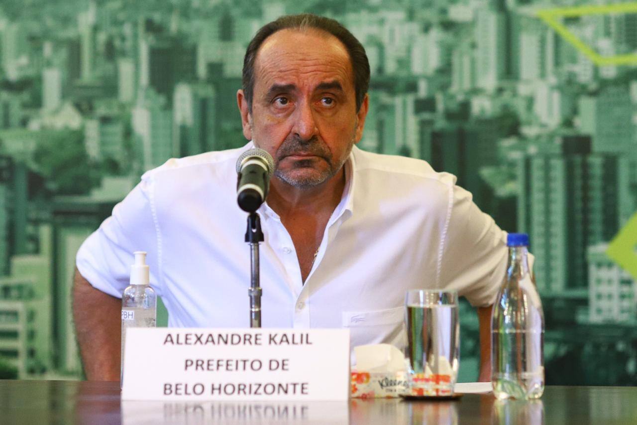 O prefeito de BH, Alexandre Kalil, anuncia recuo na flexibilização