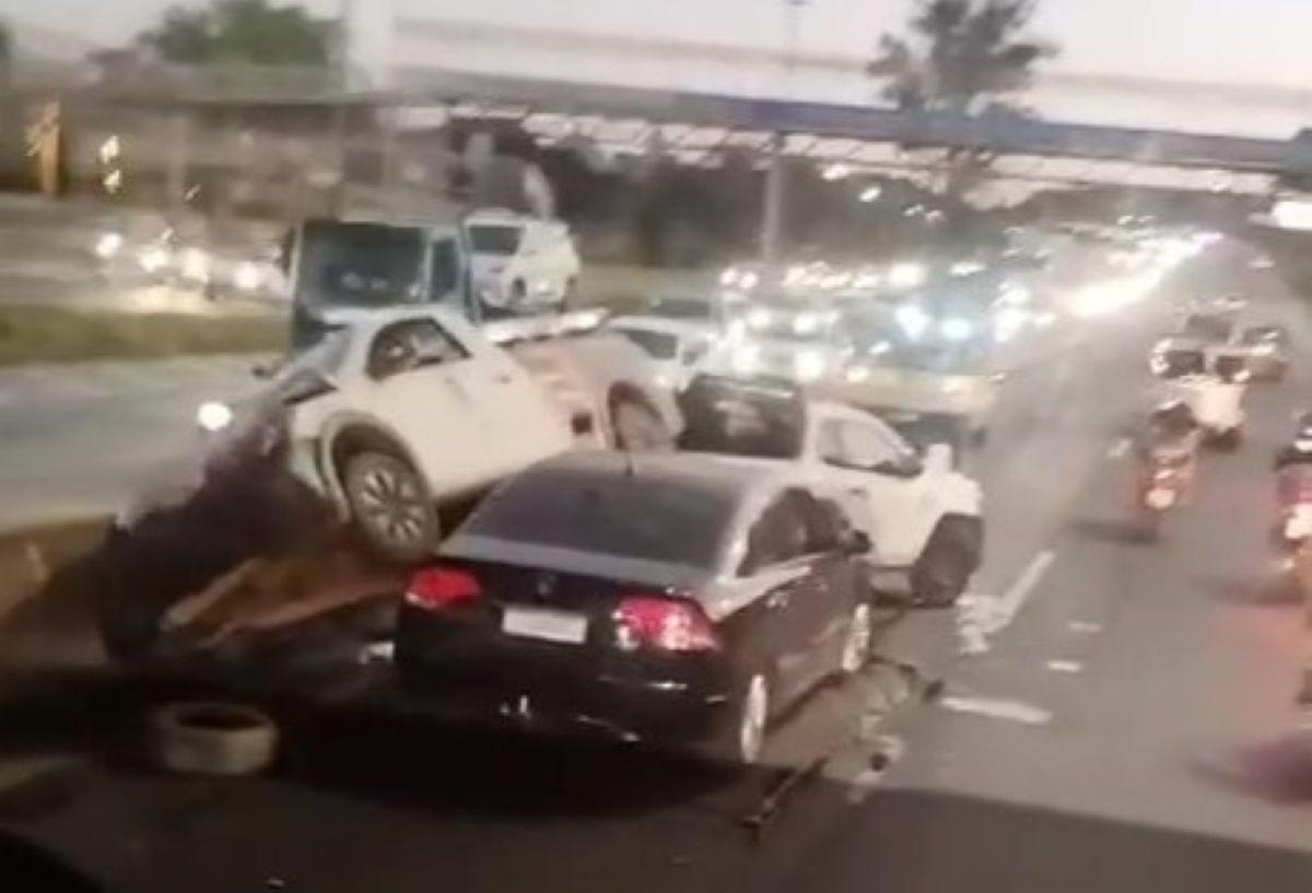 Acidente envolvendo três carros trava o trânsito no Anel Rodoviário de BH 