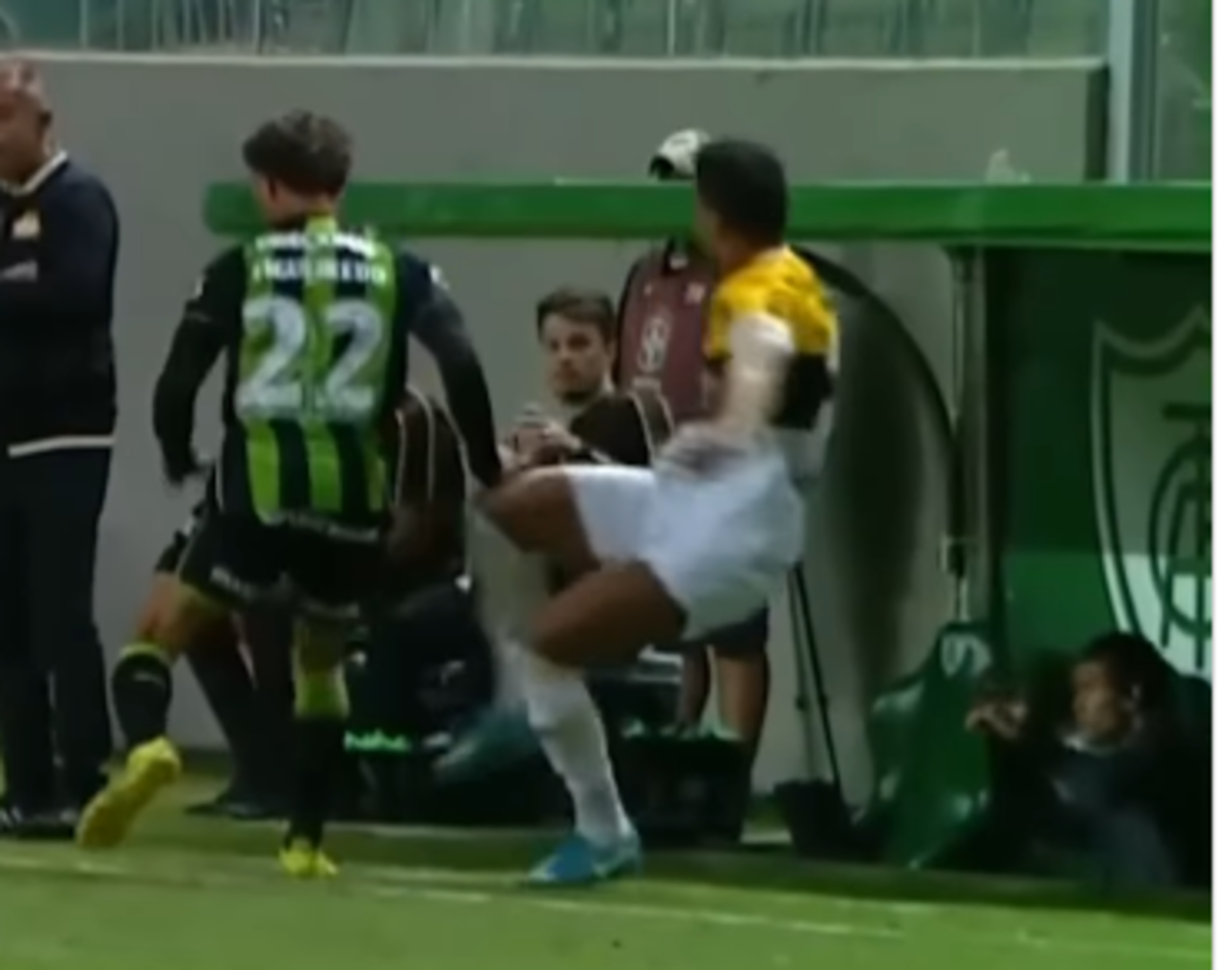 Figueiredo, do América, deu um encontrão no zagueiro Rodrigo, do Criciúma