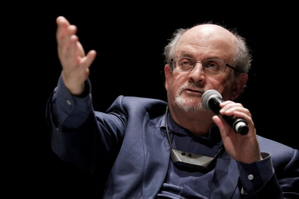 O escritor anglo-indiano Salman Rushdie sofreu um atentado nesta sexta-feira (12)