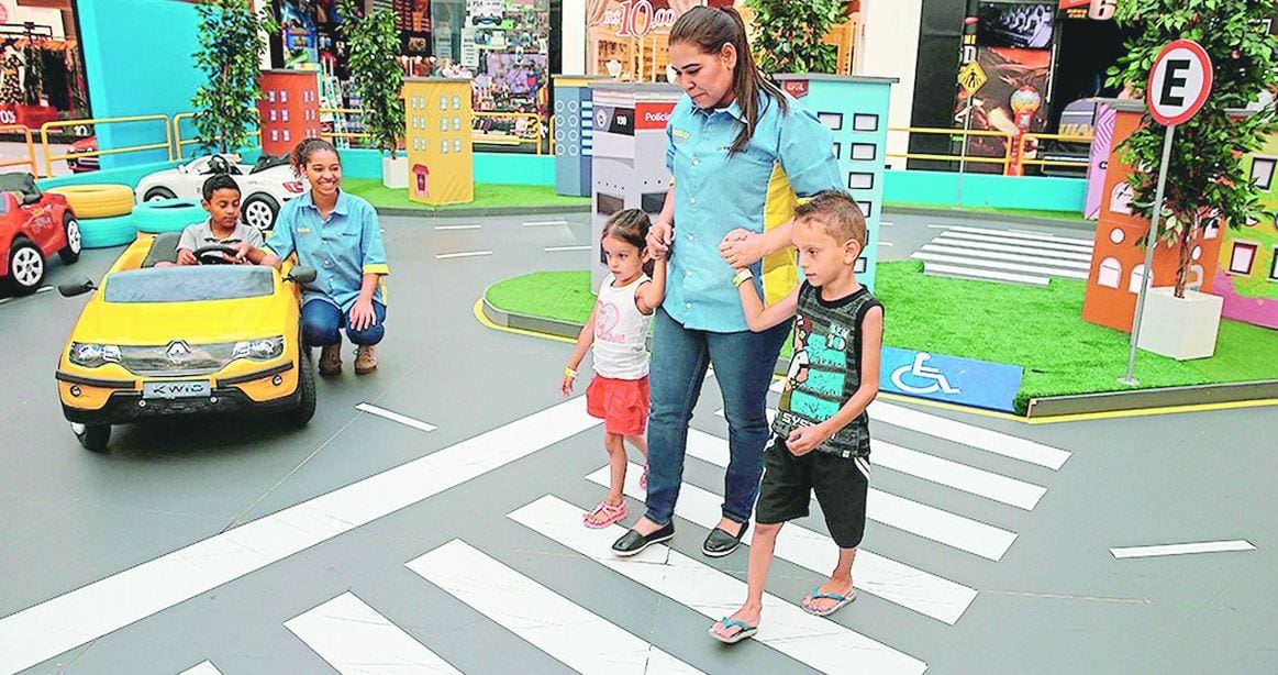 Respeito entre motoristas, pedestres, ciclistas e idosos é estimulado nas atividades feitas pelos monitores