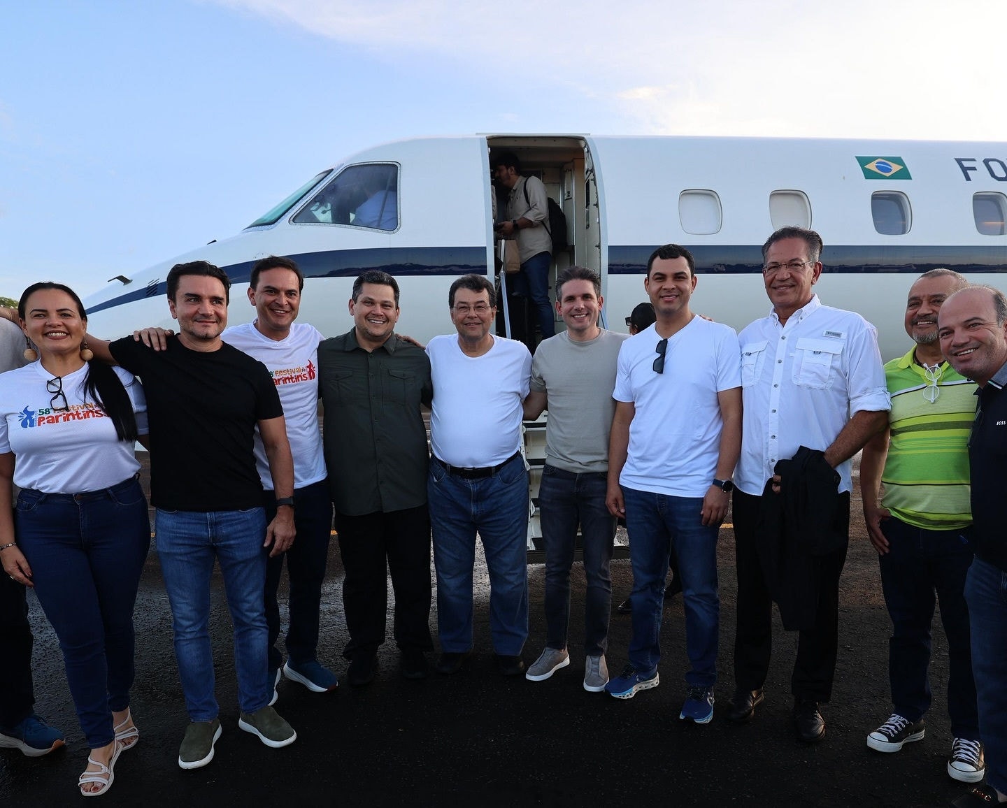 Celso Sabino, Davi Alcolumbre e Hugo Motta no desembarque de avião da FAB para o Festival de Parintins