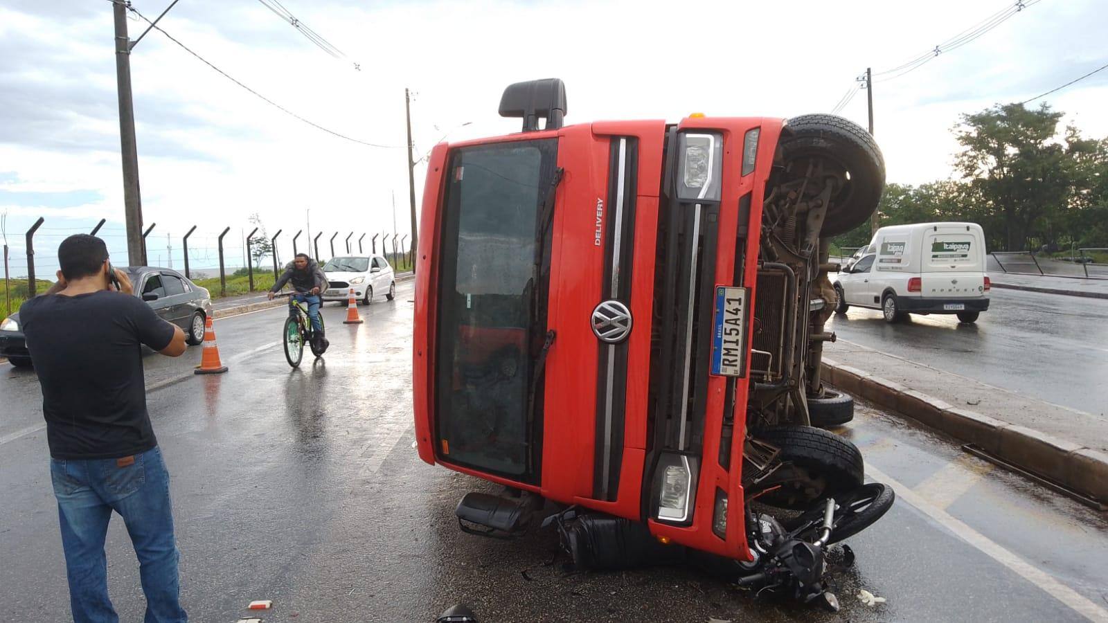 Caminhão ficou tombado após acidente em Contagem