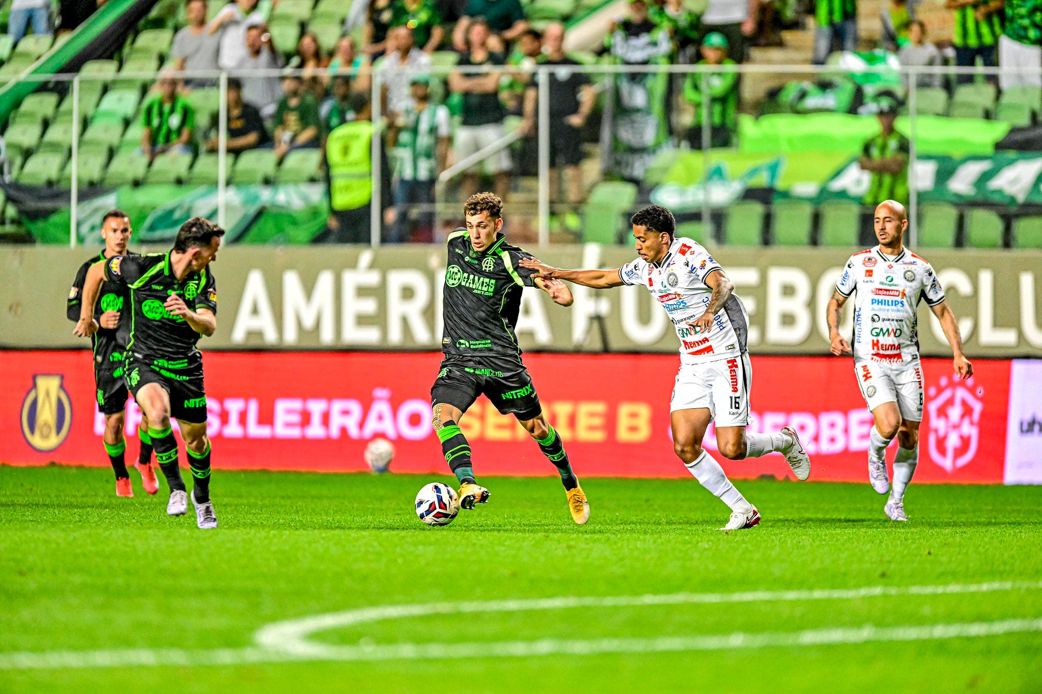 Stênio, do América, domina a bola diante da marcação de jogador do Operário, no Independência
