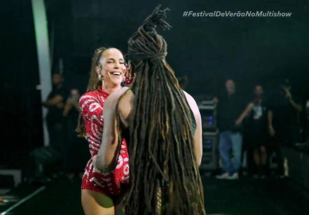 Ivete Sangalo e Carlinhos Brown interagem durante apresentação no Festival de Verão de Salvador 2024