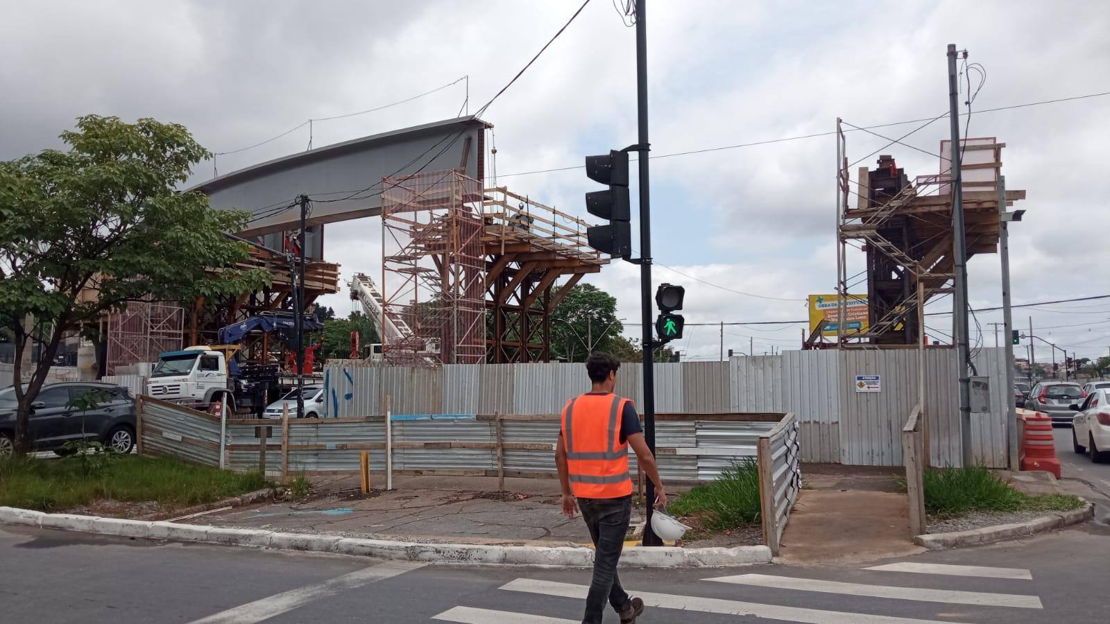 Obras do viaduto entre a Waldomiro Lobo e Cristiano Machado