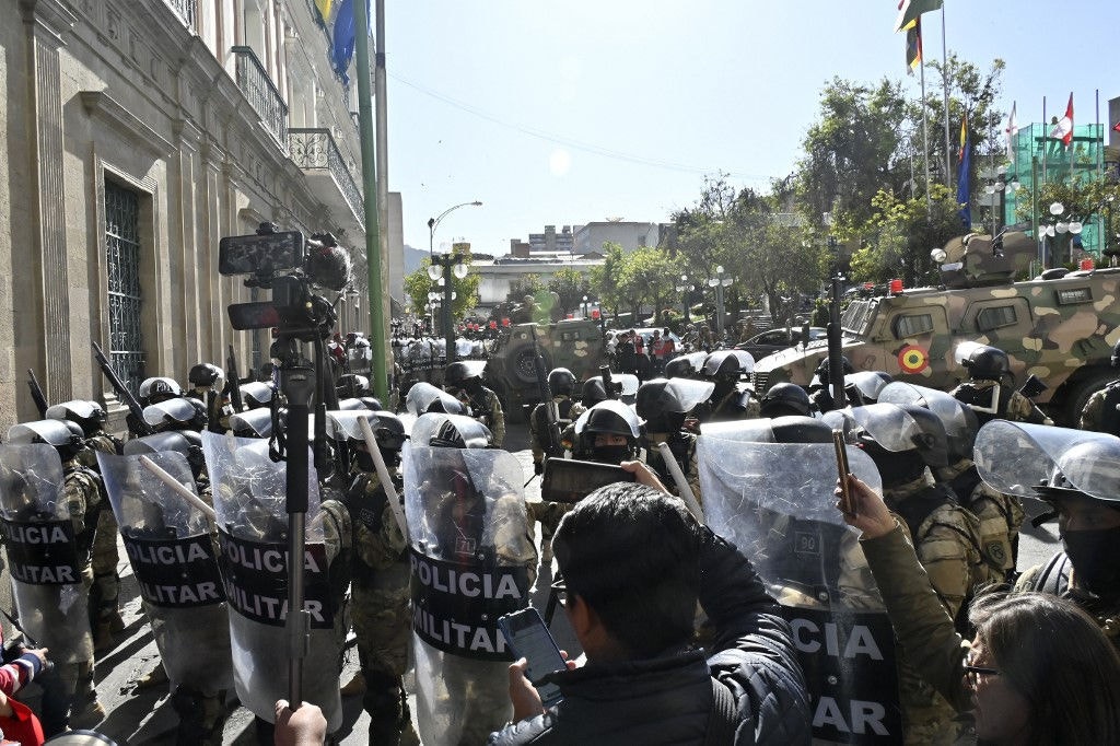 Militares se posicionam em frente ao Palácio Quemado após ameaça de golpe na Bolívia