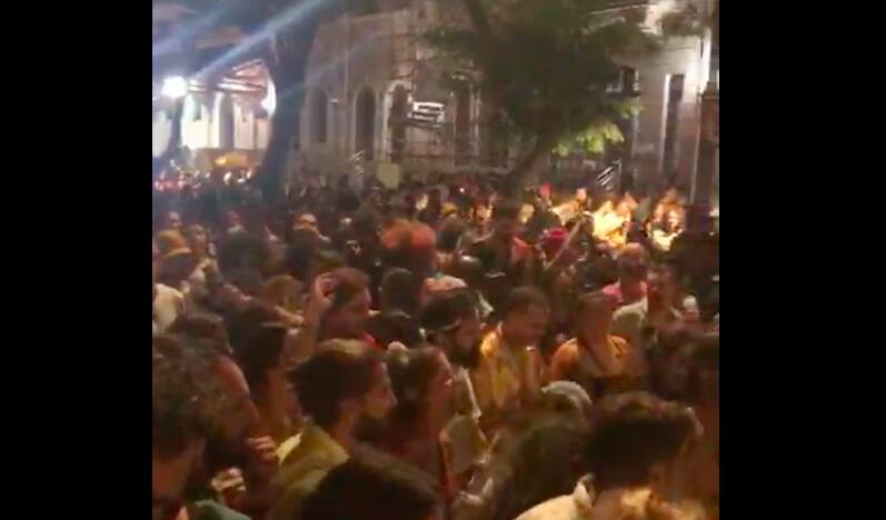Aglomeração na rua Aarão Reis, em BH, na primeira noite do Carnaval de 2022