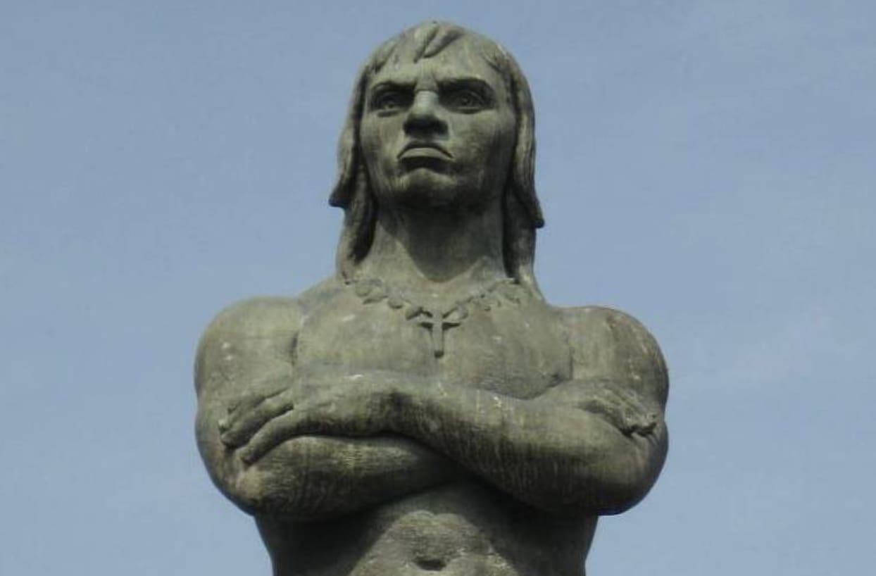 Estátua do indígena Arariboia, em praça de Niterói - Junius/Creative Commons