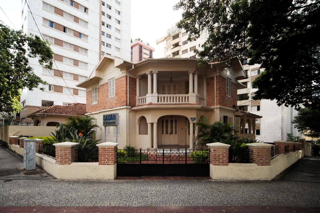 Um dos prédios históricos é a residência na avenida Bias Fortes