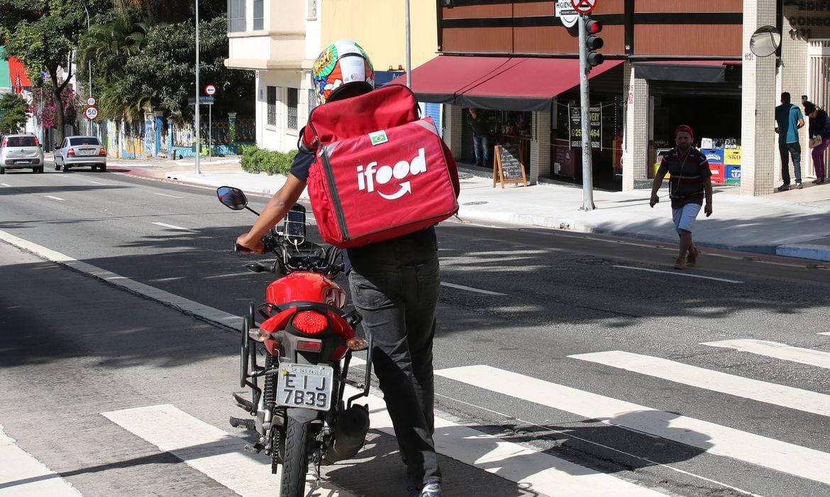 Restaurantes no iFood exigem que cliente gastem um valor mínimo para concluir o pedido