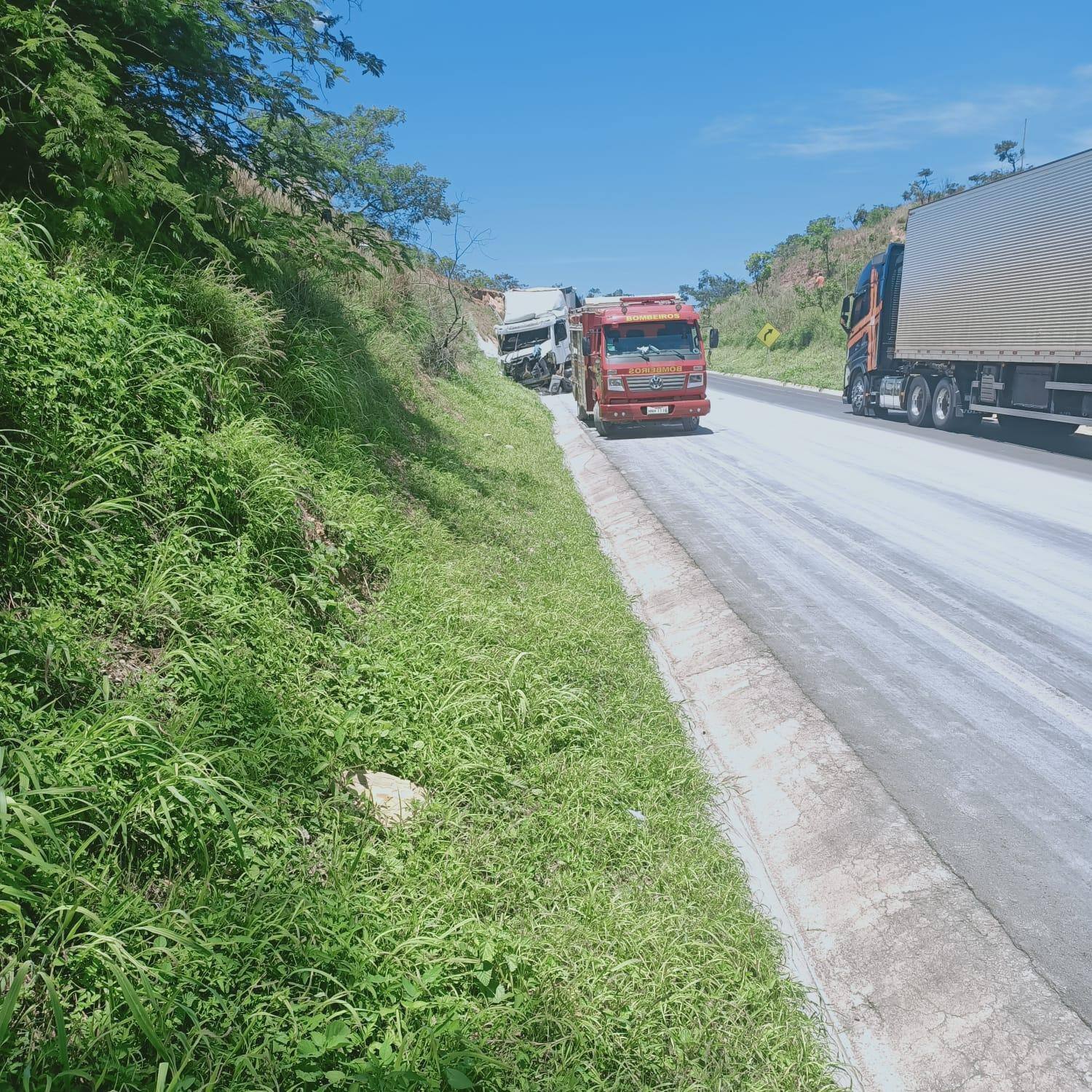 Acidente envolvendo três caminhões em Francisco Sá