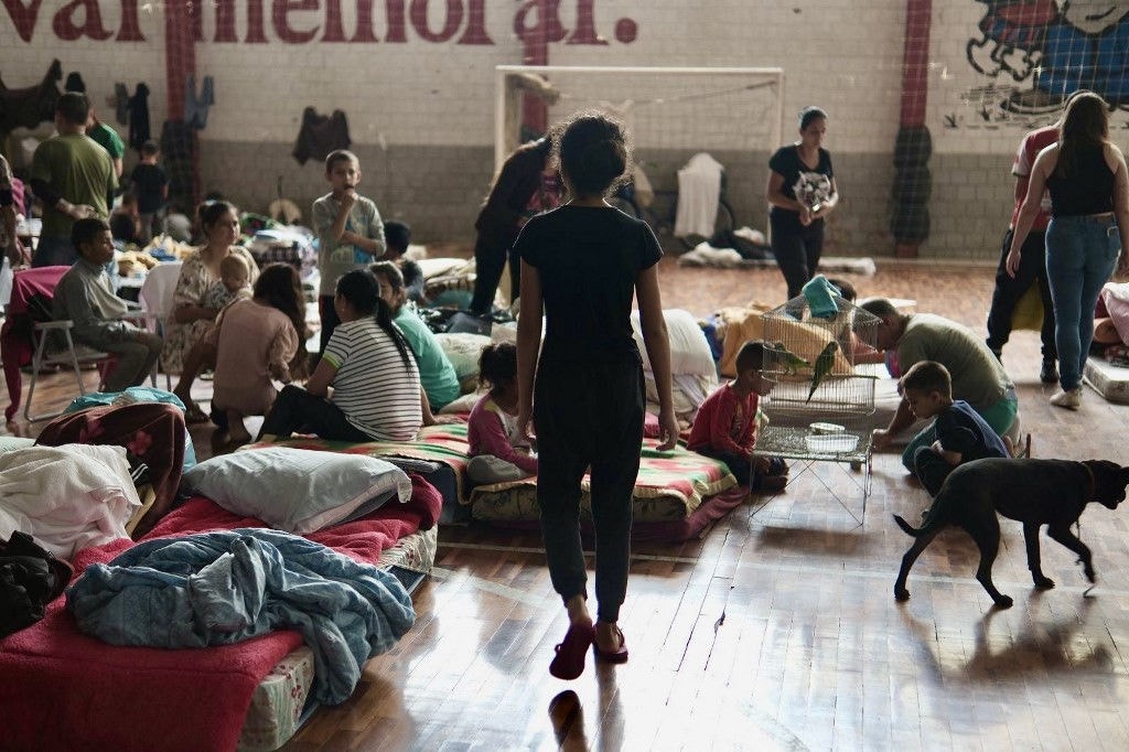 Desabrigados em ginásio de Canoas, na Grande Porto Alegre