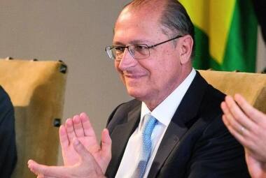 Na imagem, o vice-presidente, Geraldo Alckmin, que socorreu mulher em voo neste sábado (27)