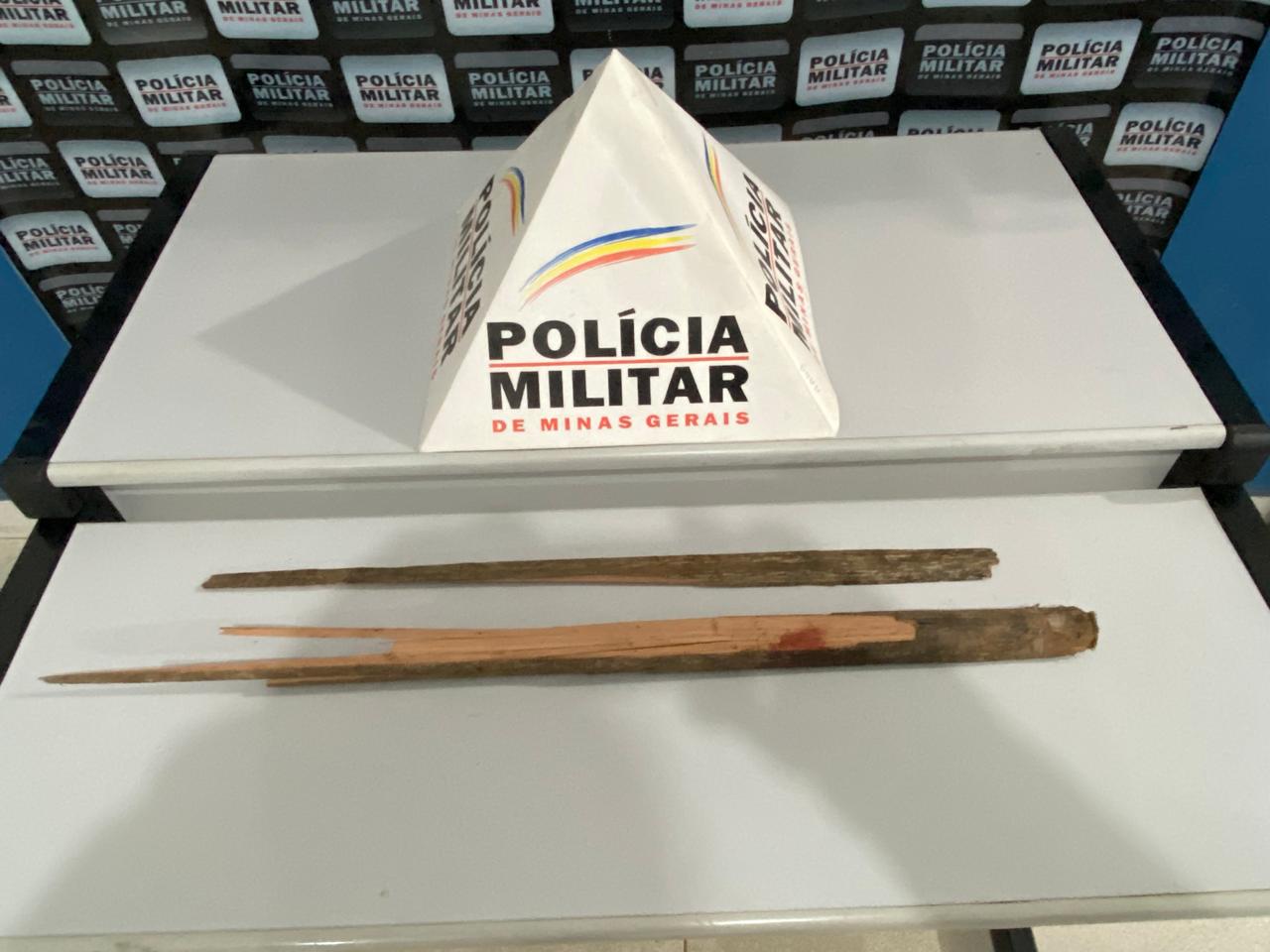 Pedaço de pau usado no crime foi apreendido