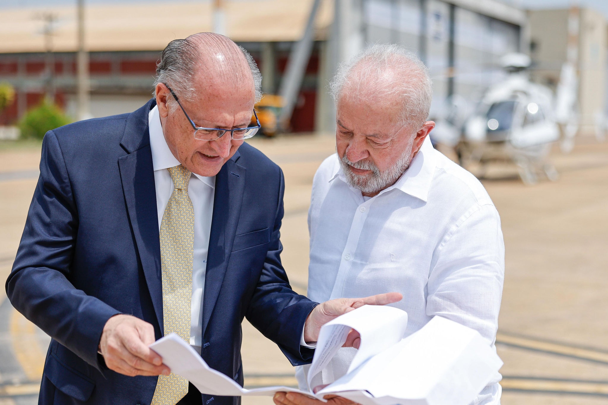 O vice-presidente, Geraldo Alckmin, e o presidente Luiz Inácio Lula da Silva, em conversa na Base Aérea de Brasília