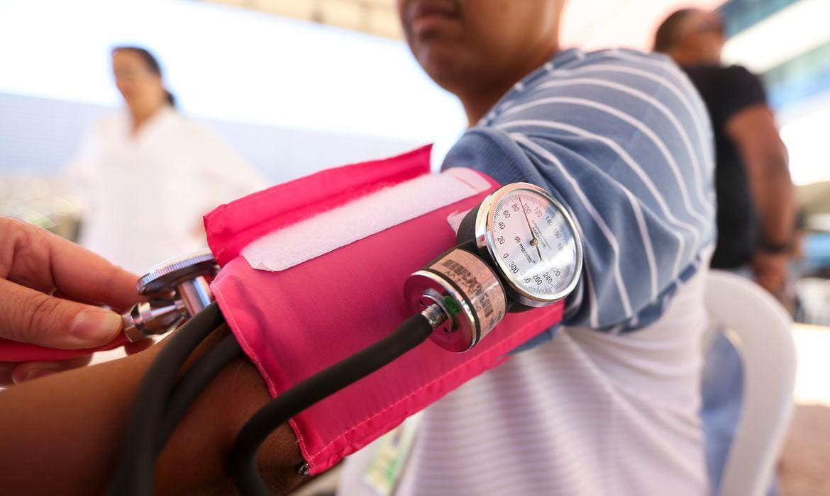 População mundial de adultos hipertensos vem crescendo nos últimos 30 anos passando de 650 milhões para 1,28 bilhões.