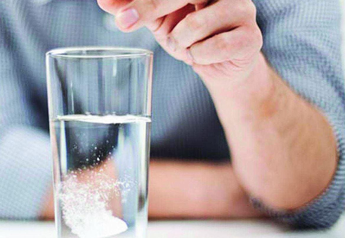 Automedicação Tomar sal de fruta é algo recorrente entre a população que sente algum incômodo com a má digestão