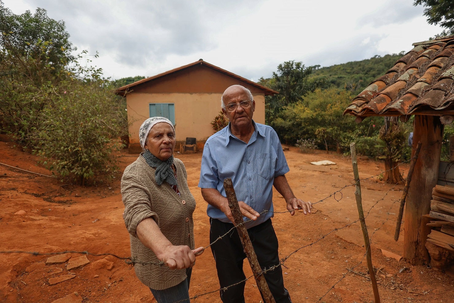 Dona Geralda e seu João em frente ao sítio São Geraldo, alvo da mineradora