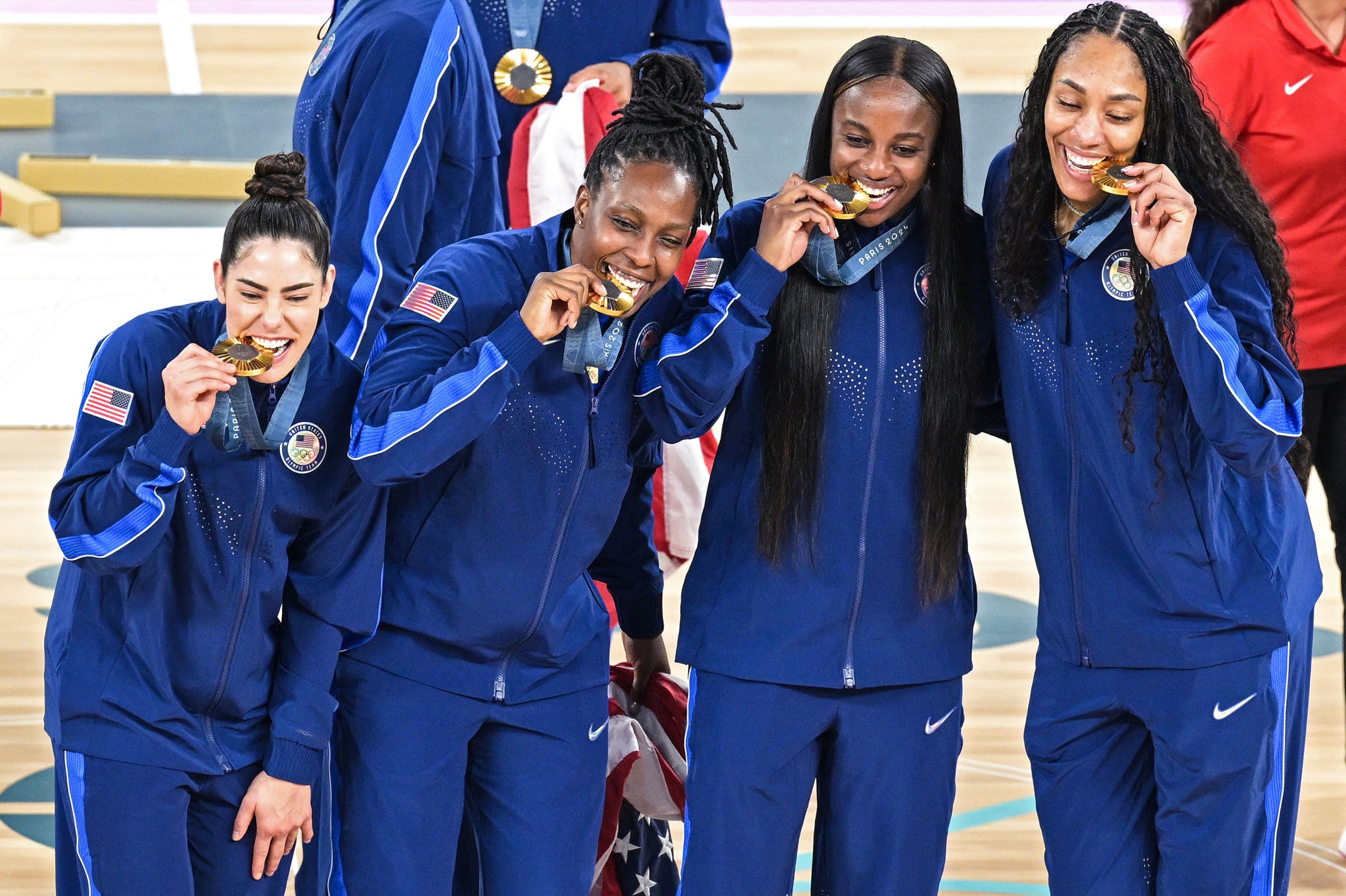 As medalhistas de ouro dos EUA posam durante a cerimônia do pódio após a partida de basquete feminino pela medalha de ouro entre a França e os EUA 