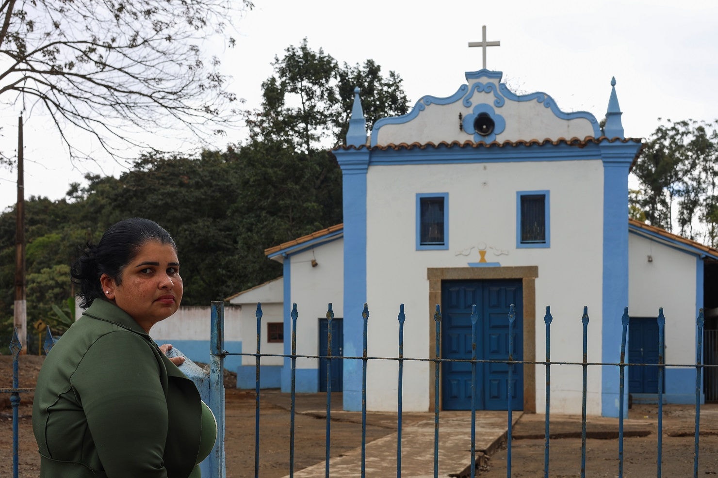 Aline em frente à capela do século XVIII existente na comunidade