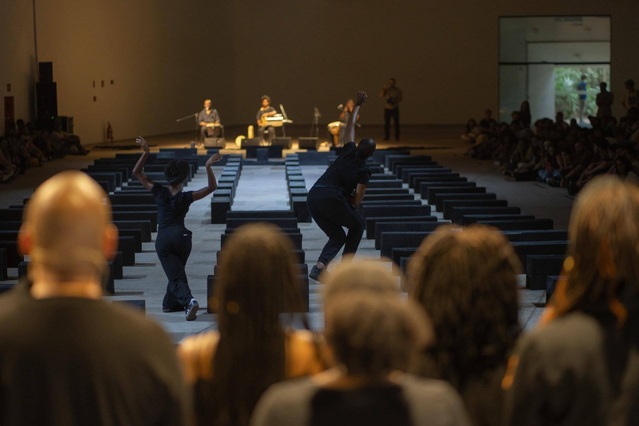 Ativação performática da obra O Barco (2021), de Grada Kilomba, em exposição no Inhotim desde 2024