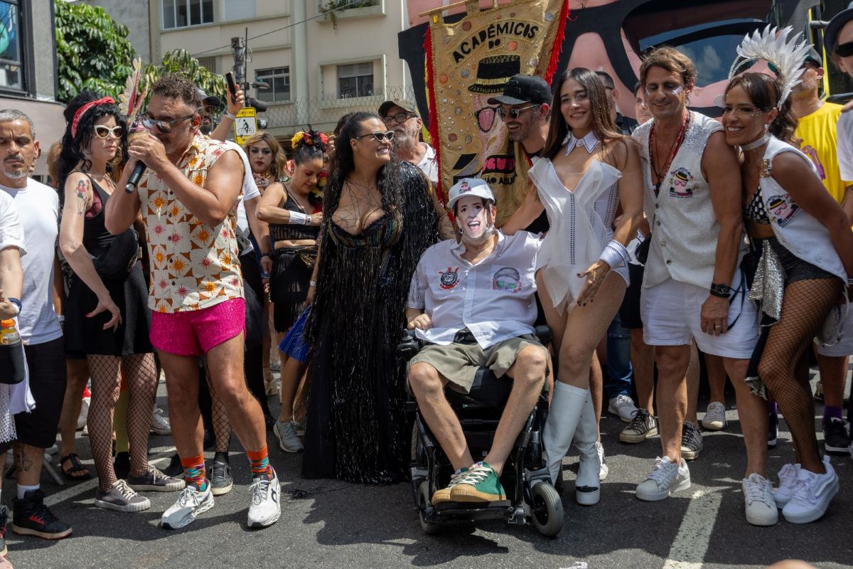 A musa do Baixo Augusta Alessandra Negrini e o escritor Marcelo Rubens Paiva no desfile oficial do Bloco Acadêmicos do Baixo Augusta na Consolação