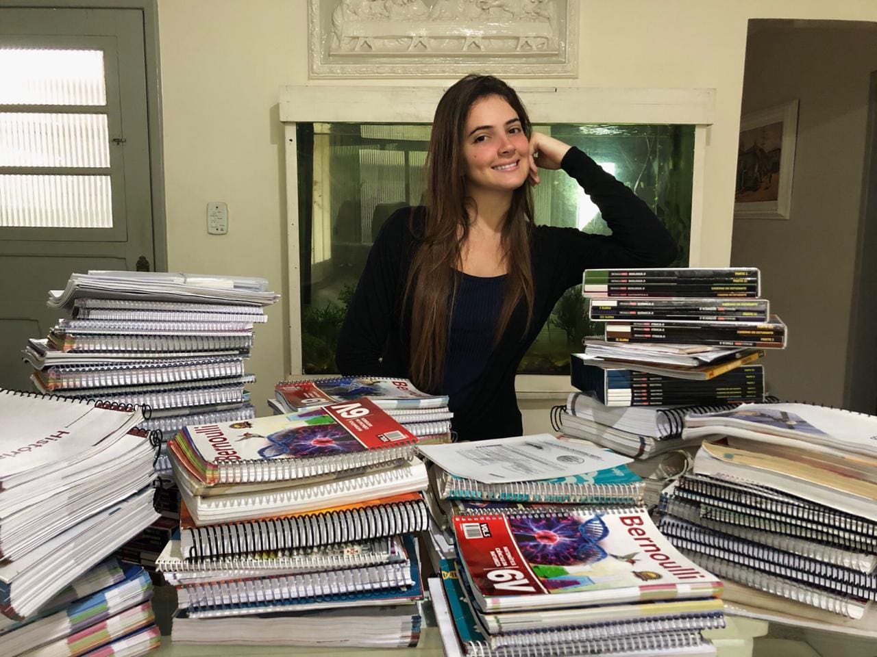 Maria Victória se surpreendeu com o tamanho da demanda por livros estudantis quando anunciou doação do material nas redes