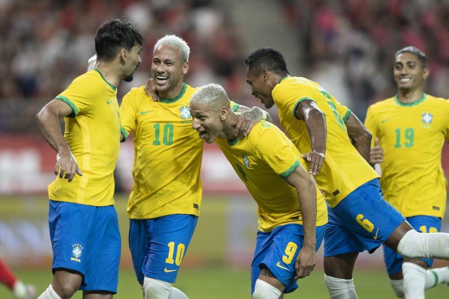 Neymar comemora  com Paquetá, Richarlison e Alex Sandro um dos gols da goleada brasuca sobre a Coreia do Sul