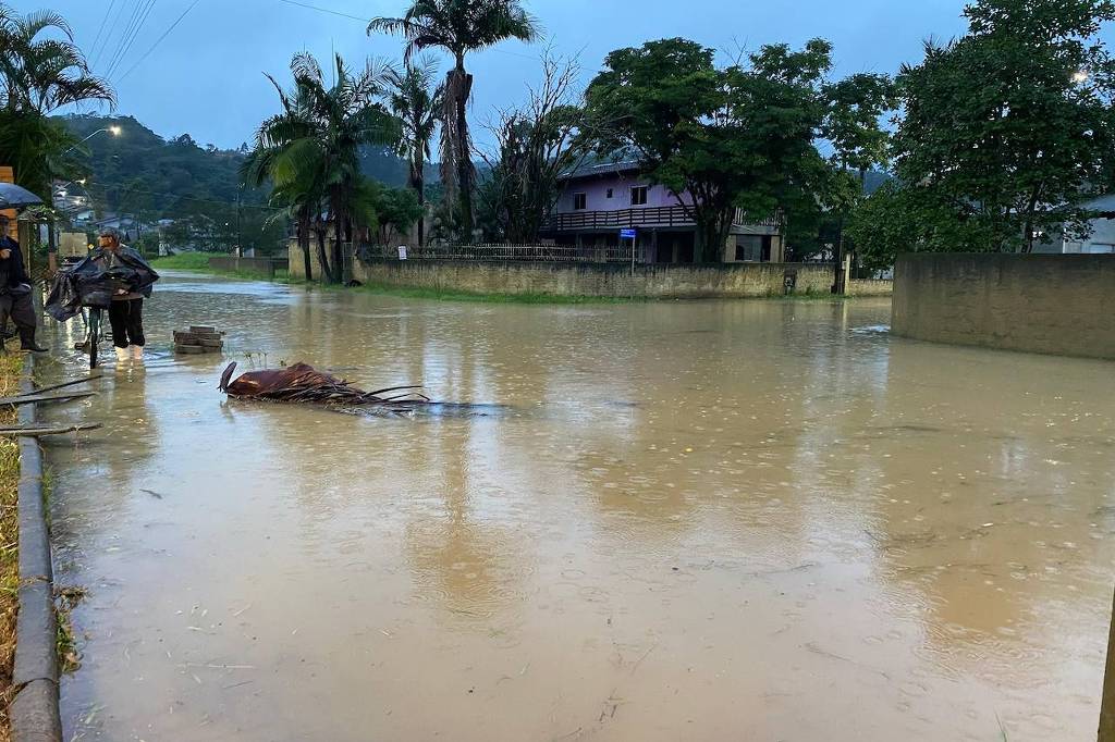 Registro da Defesa Civil mostra ruas do município de Rio do Sul (SC) tomadas pela água