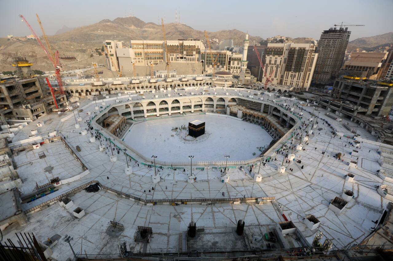 Normalmente cheia de muçulmanos, a área em torno da Kaaba apareceu vazia nesta quinta-feira (5)