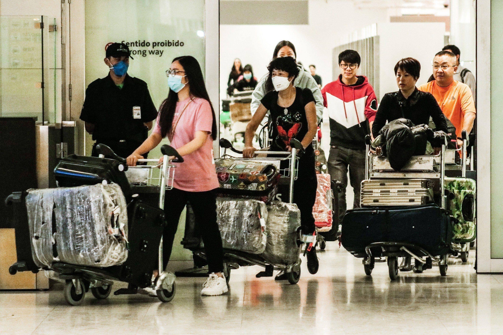 Passageiros de voo proveniente da China desembarcam usando máscaras no aeroporto de Guarulhos (SP)