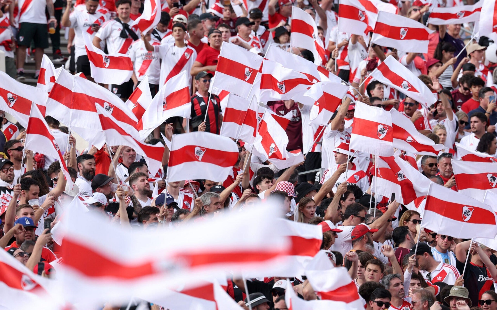 Torcida do River Plate fez bonito das arquibancadas do Rose Bowl (Foto: Patrick T. Fallon/AFP)