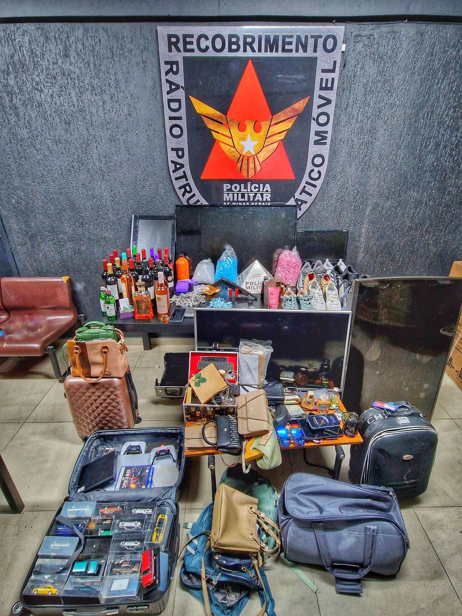 Os suspeito foram localizados durante patrulhamento da Polícia Militar (PMMG)