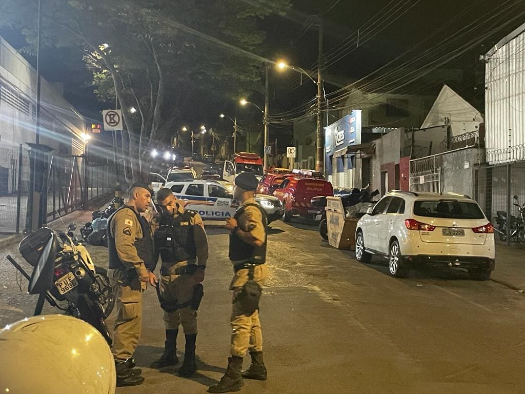 Rua Domingos Grosso está completamente isolada para negociação da polícia
