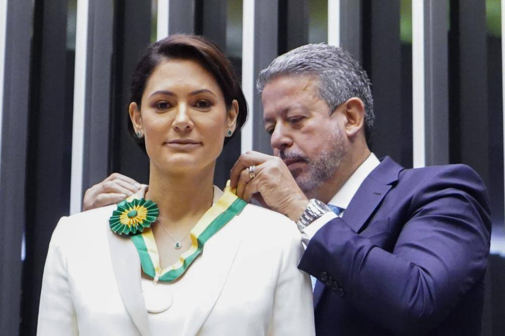Michelle Bolsonaro recebeu homenagem do presidente da Câmara dos Deputados, Arthur Lira (PP-AL)