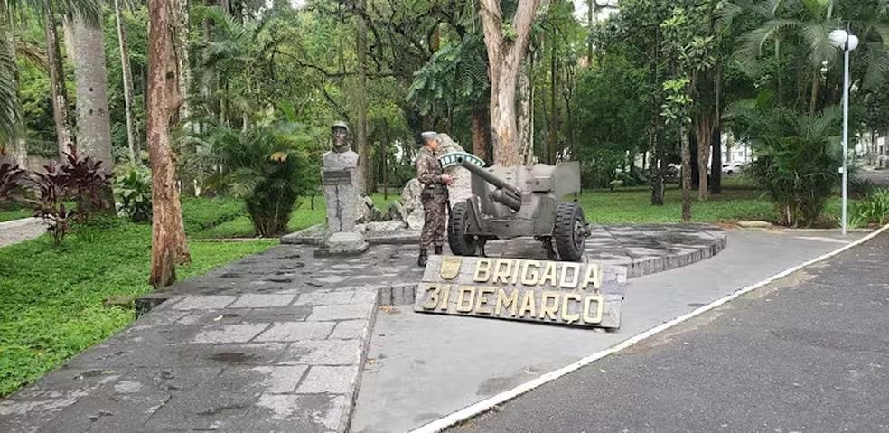 Monumento em alusão à data do golpe militar de 1964 no interior da 4ª Brigada de Infantaria Leve de Montanha, em Juiz de Fora