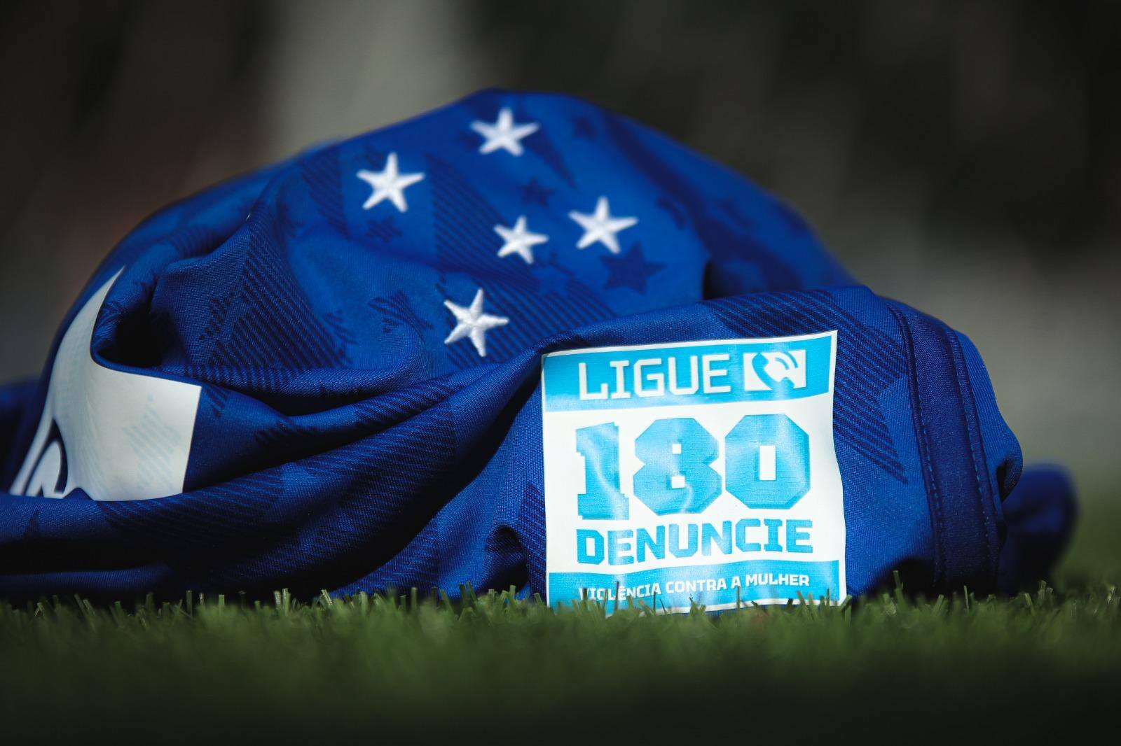 Jogadoras do Cruzeiro vão entrar em campo com imagem na camisa sobre o combate à violência contra as mulheres