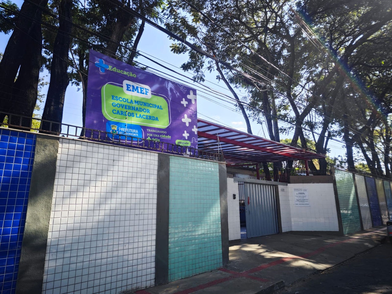 Fachada da Escola Municipal Governador Carlos Lacerda