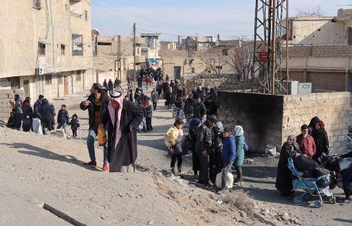 Sírios fogem de casa na vizinhança de Ghwayran, no terceiro dia de combates entre tropas curdas e terroristas do Estado Islâmico