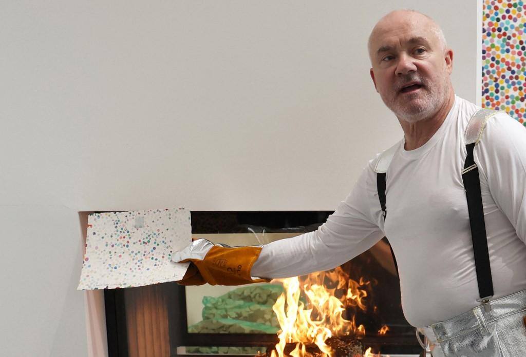 O artista plástico britânico Damien Hirst queimou suas próprias obras
