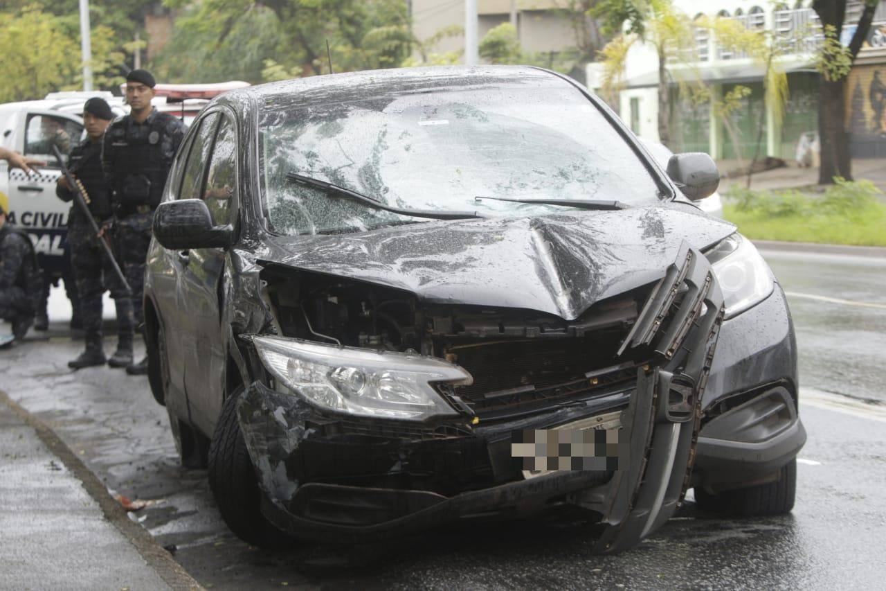 Ele fugiu da abordagem policial, dirigiu na contramão e acabou batendo o carro