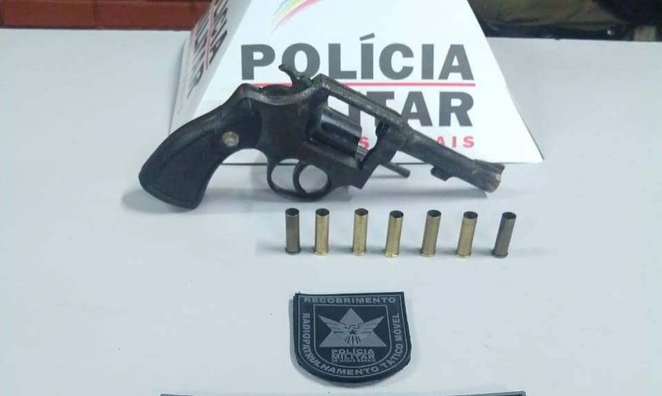 Uma arma foi apreendida com os criminosos após o tiroteio