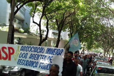 Manifestantes marcharam até a ALMG