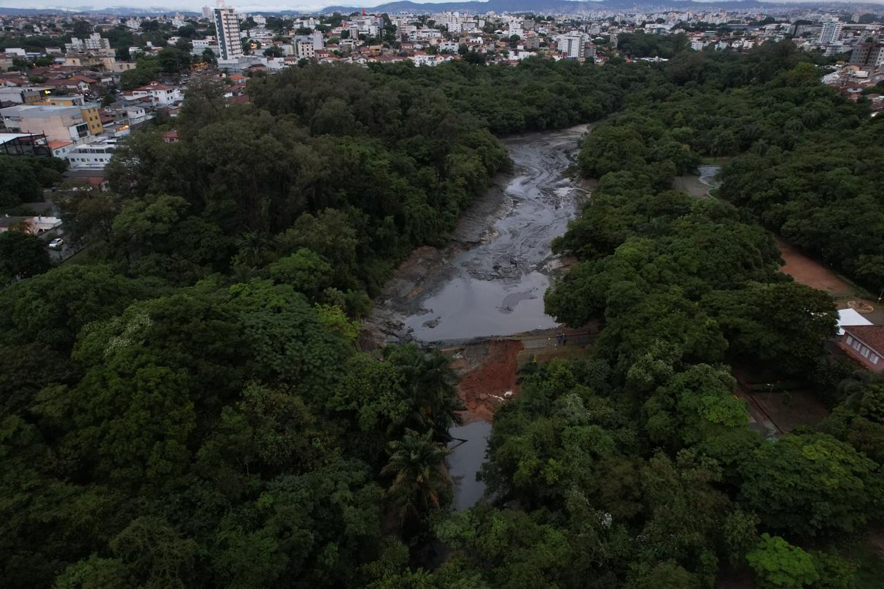 Represa de água no Parque Municipal Fazenda Lagoa do Nado se rompeu durante forte chuva 