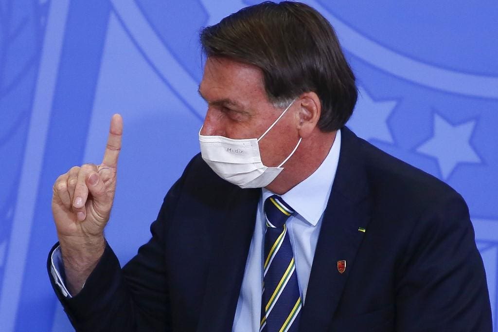 Jair Bolsonaro usa máscara contra o novo coronavírus (Covid-19)