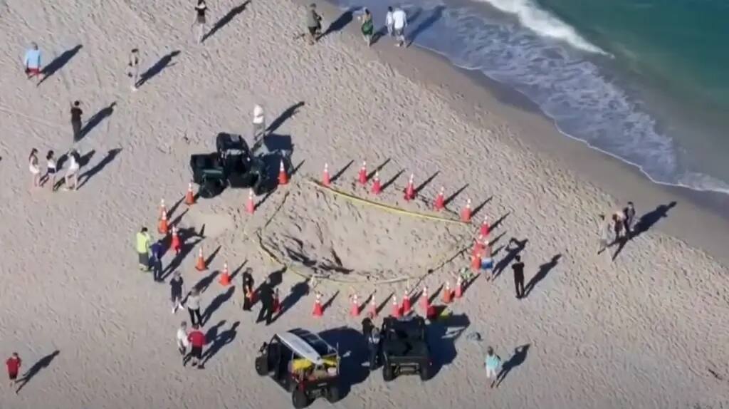 Garota e garoto ficaram soterrados após areia ceder e abrir buraco de grande profundidade