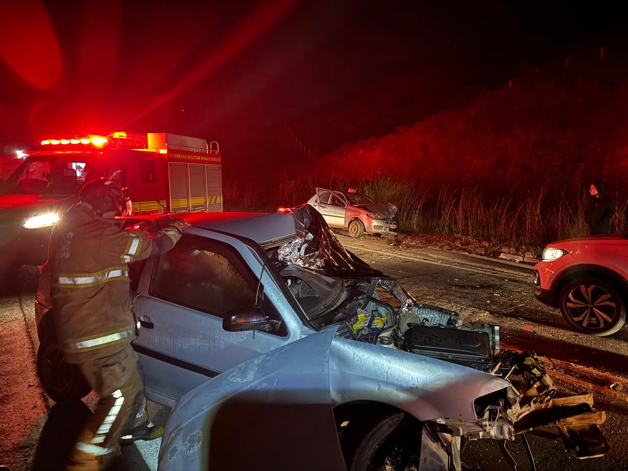 Veículo destruído em acidente na MG-267, em Juiz de Fora